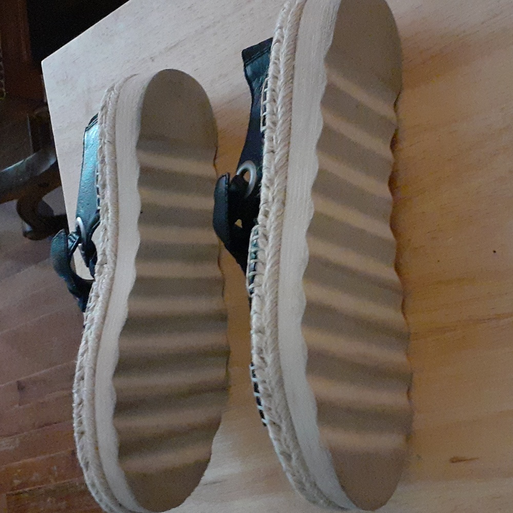 Frye and Co sandals - Picture 4 of 5